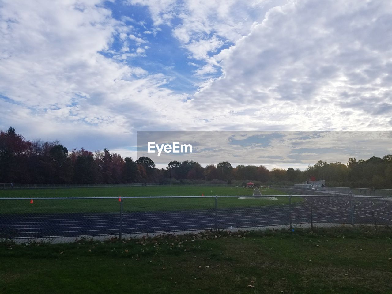 SCENIC VIEW OF FIELD AGAINST CLOUDY SKY