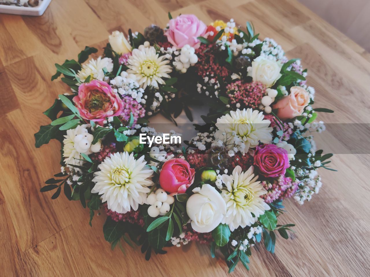 HIGH ANGLE VIEW OF FLOWER BOUQUET ON FLOOR