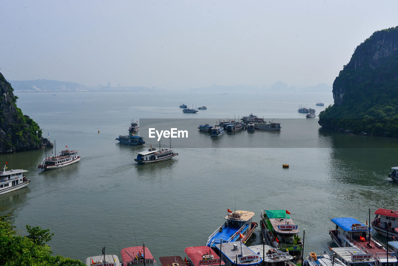 HIGH ANGLE VIEW OF BOATS IN BAY