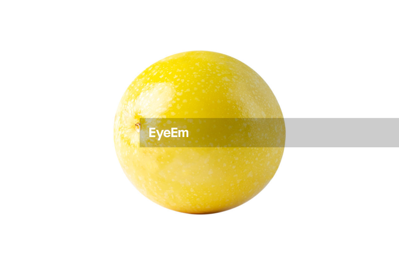 CLOSE-UP OF ORANGE APPLE AGAINST WHITE BACKGROUND