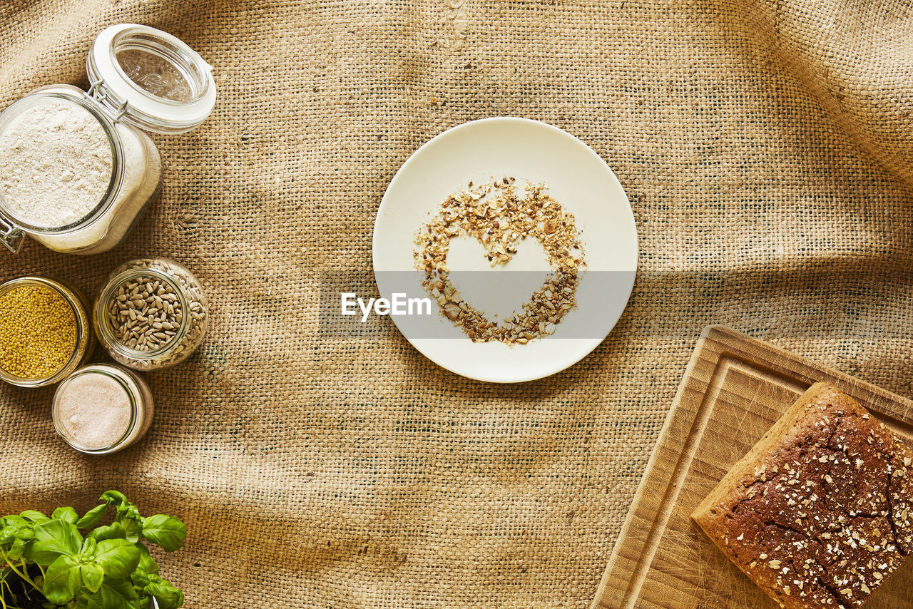 HIGH ANGLE VIEW OF COFFEE BEANS IN GLASS ON TABLE