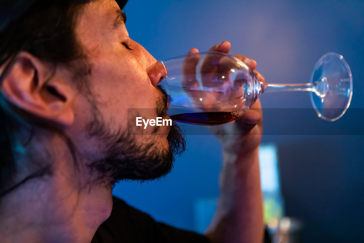 PORTRAIT OF MAN DRINKING WATER FROM GLASS