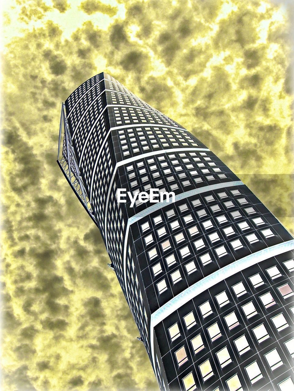 LOW ANGLE VIEW OF MODERN BUILDINGS AGAINST CLOUDY SKY