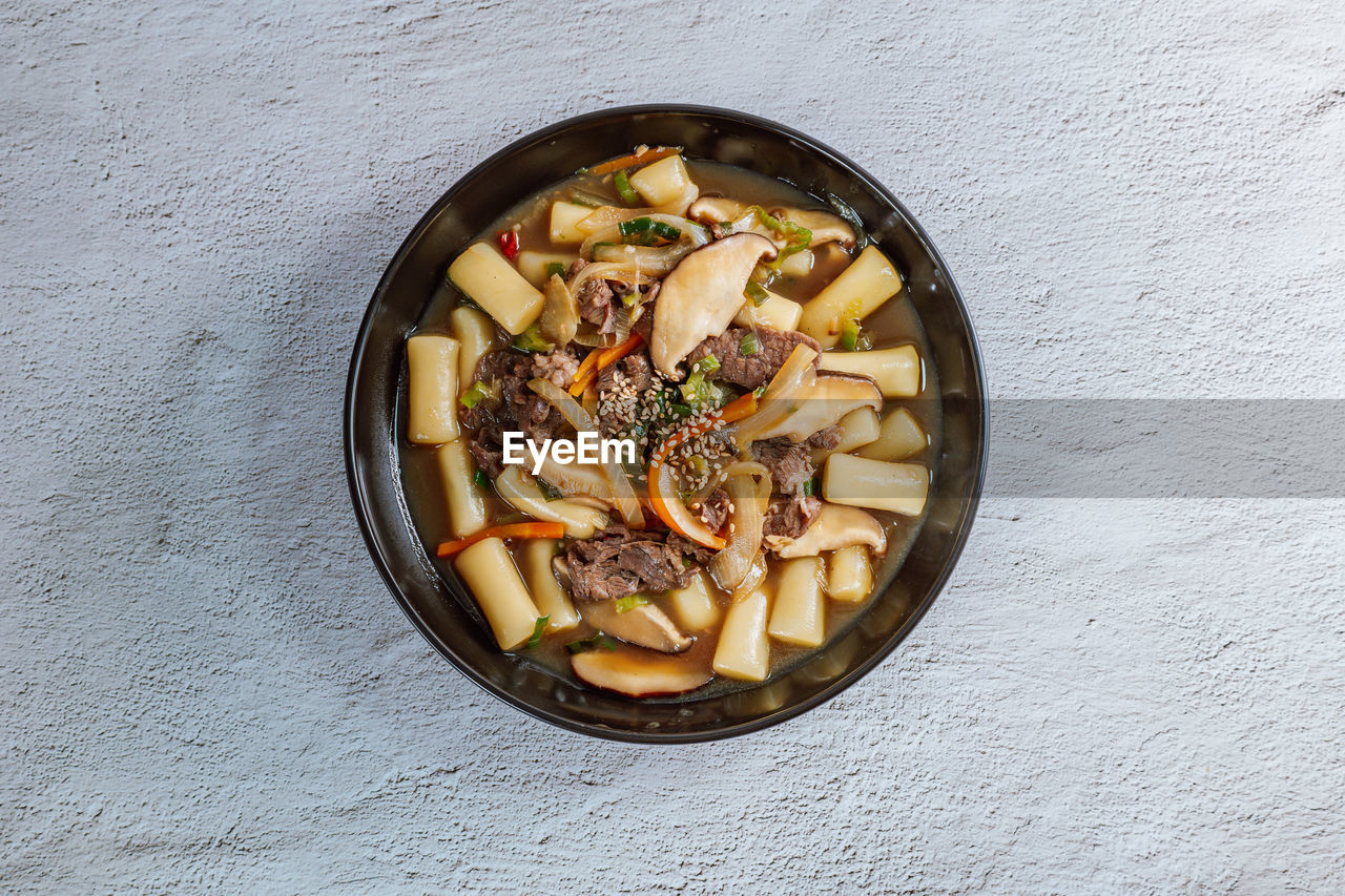 HIGH ANGLE VIEW OF NOODLES IN BOWL