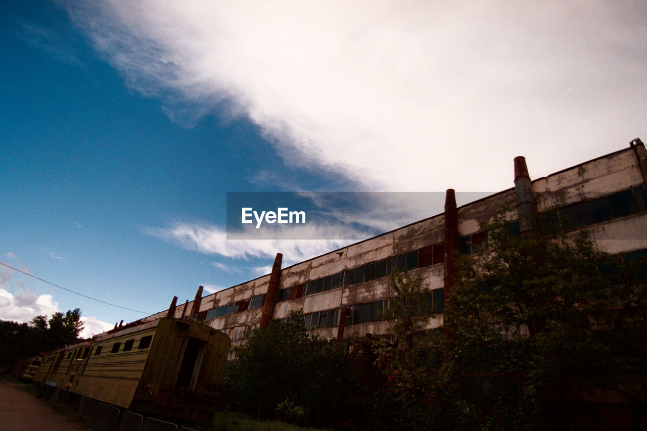 LOW ANGLE VIEW OF BUILDINGS AGAINST SKY