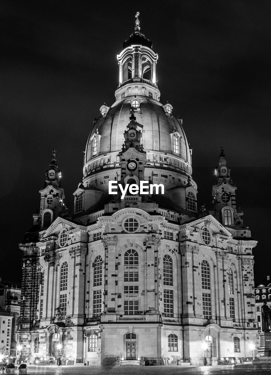 LOW ANGLE VIEW OF BUILDING AGAINST SKY AT NIGHT