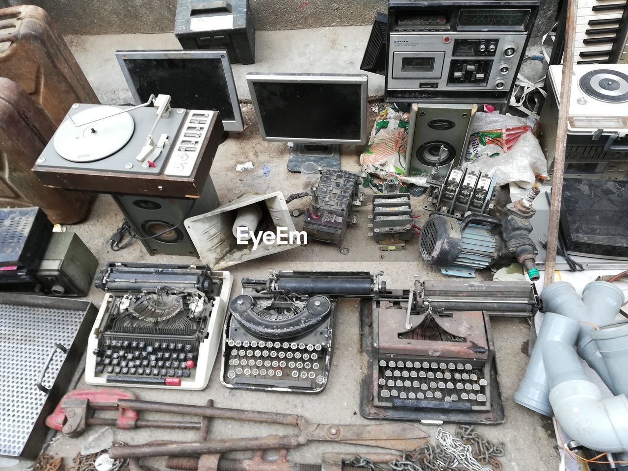 HIGH ANGLE VIEW OF OLD MACHINE PART IN ABANDONED BUILDING