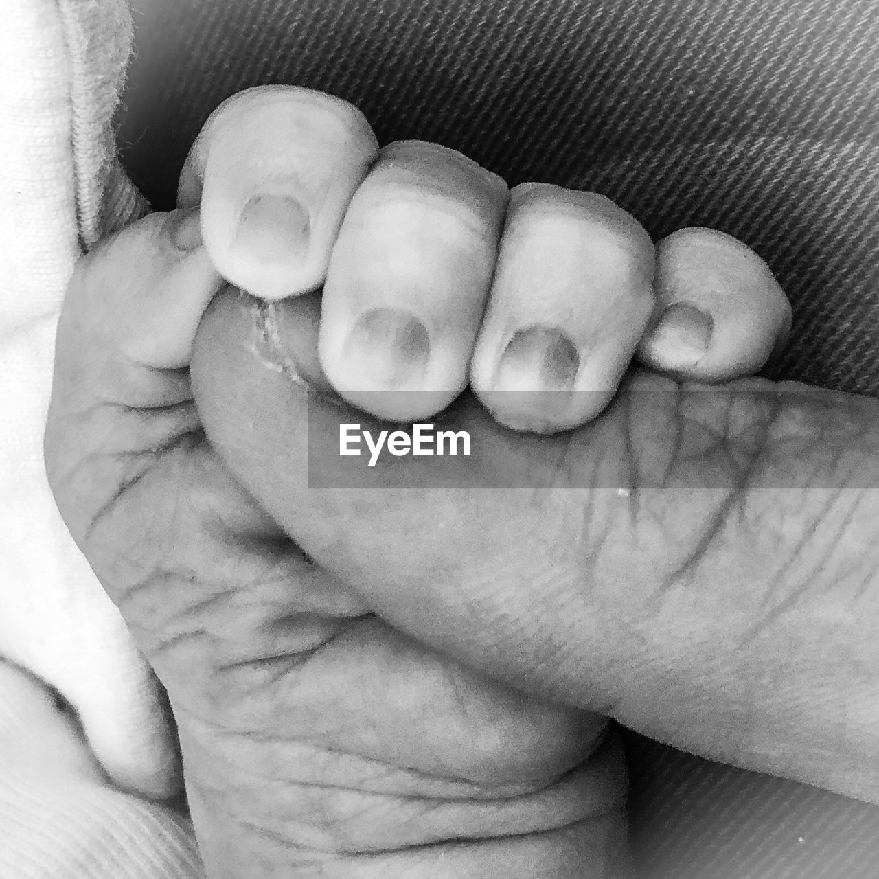 CLOSE-UP OF BABY FEET