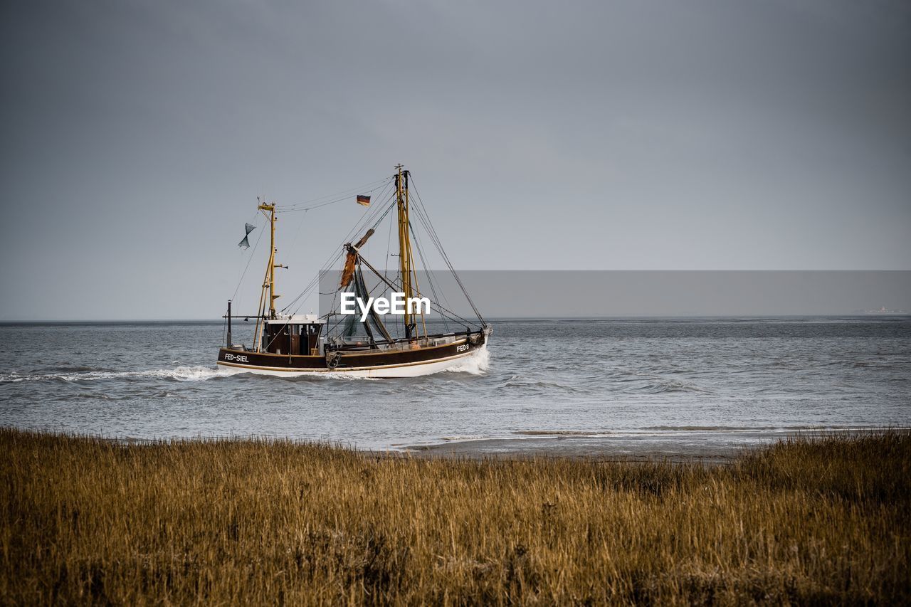 SAILBOAT IN SEA