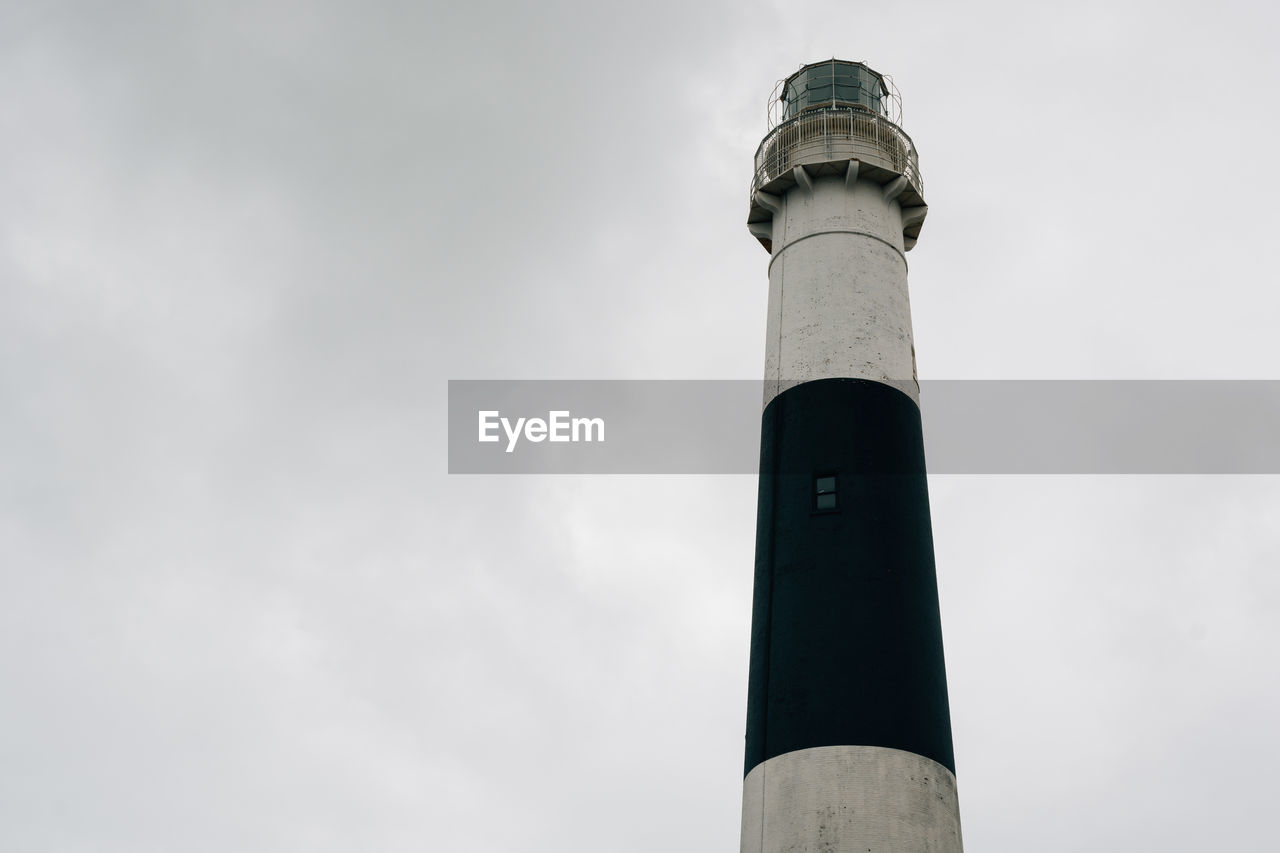 LOW ANGLE VIEW OF LIGHTHOUSE AGAINST SKY AND BUILDING
