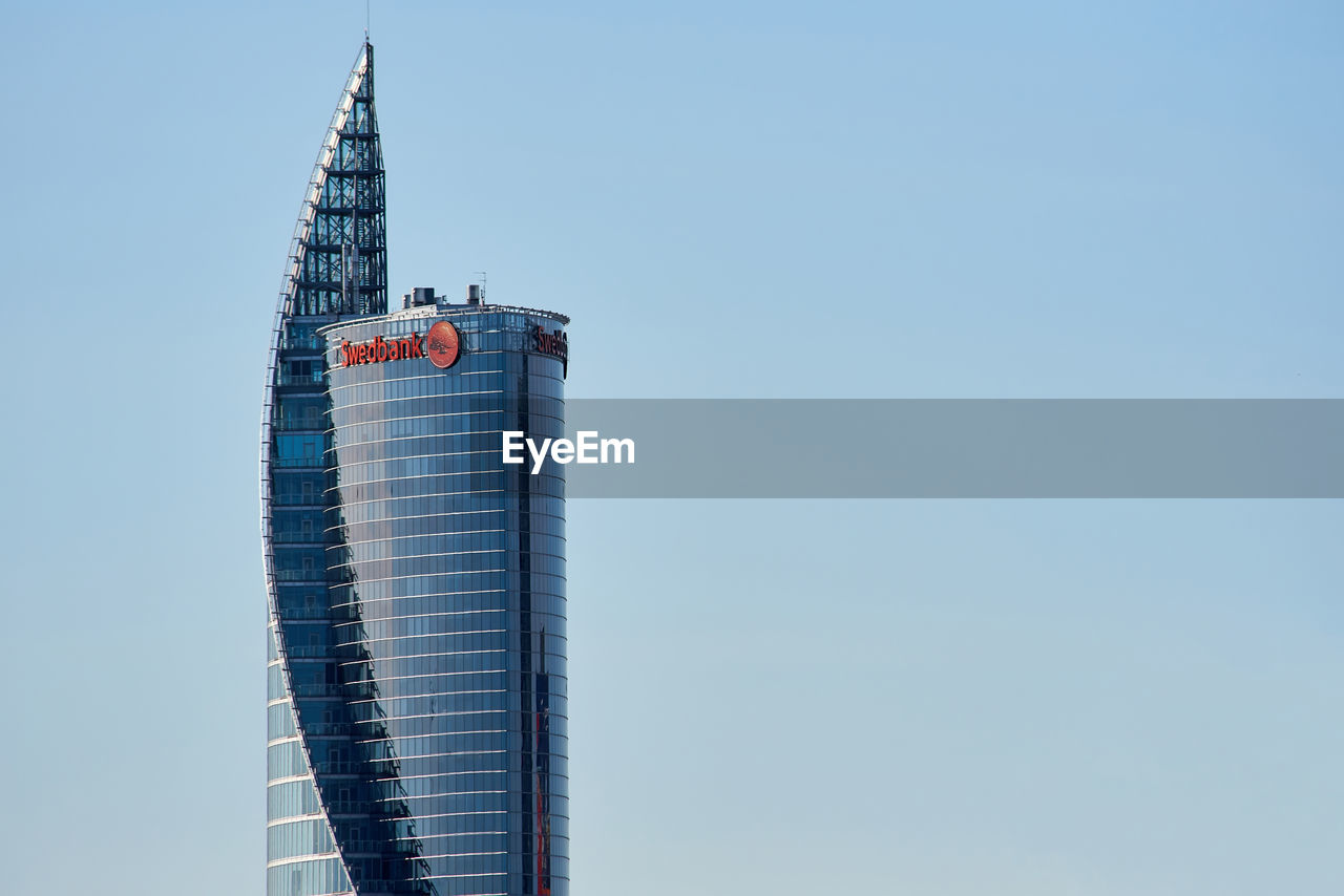 LOW ANGLE VIEW OF SKYSCRAPERS AGAINST CLEAR SKY