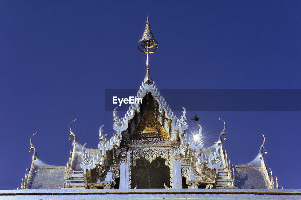 LOW ANGLE VIEW OF TRADITIONAL BUILDING AGAINST SKY