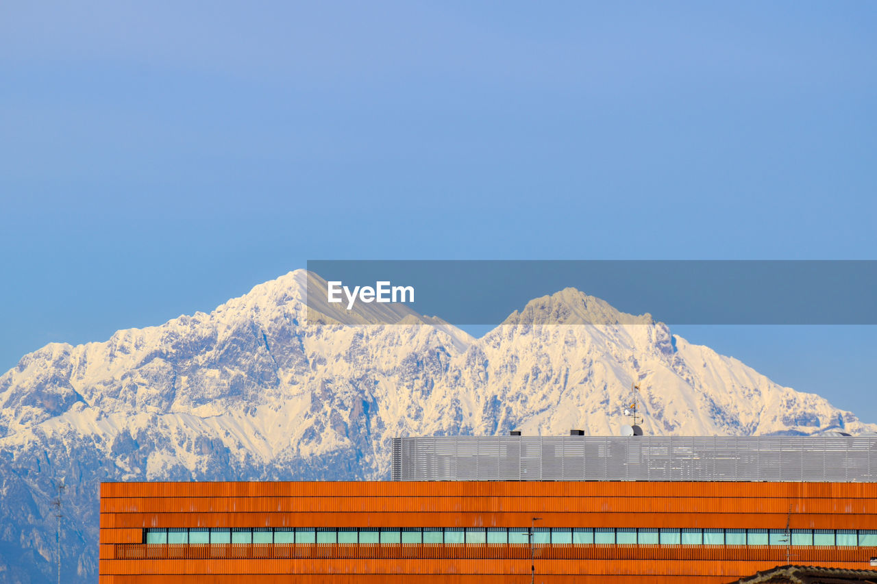 SCENIC VIEW OF SNOWCAPPED MOUNTAIN AGAINST CLEAR BLUE SKY