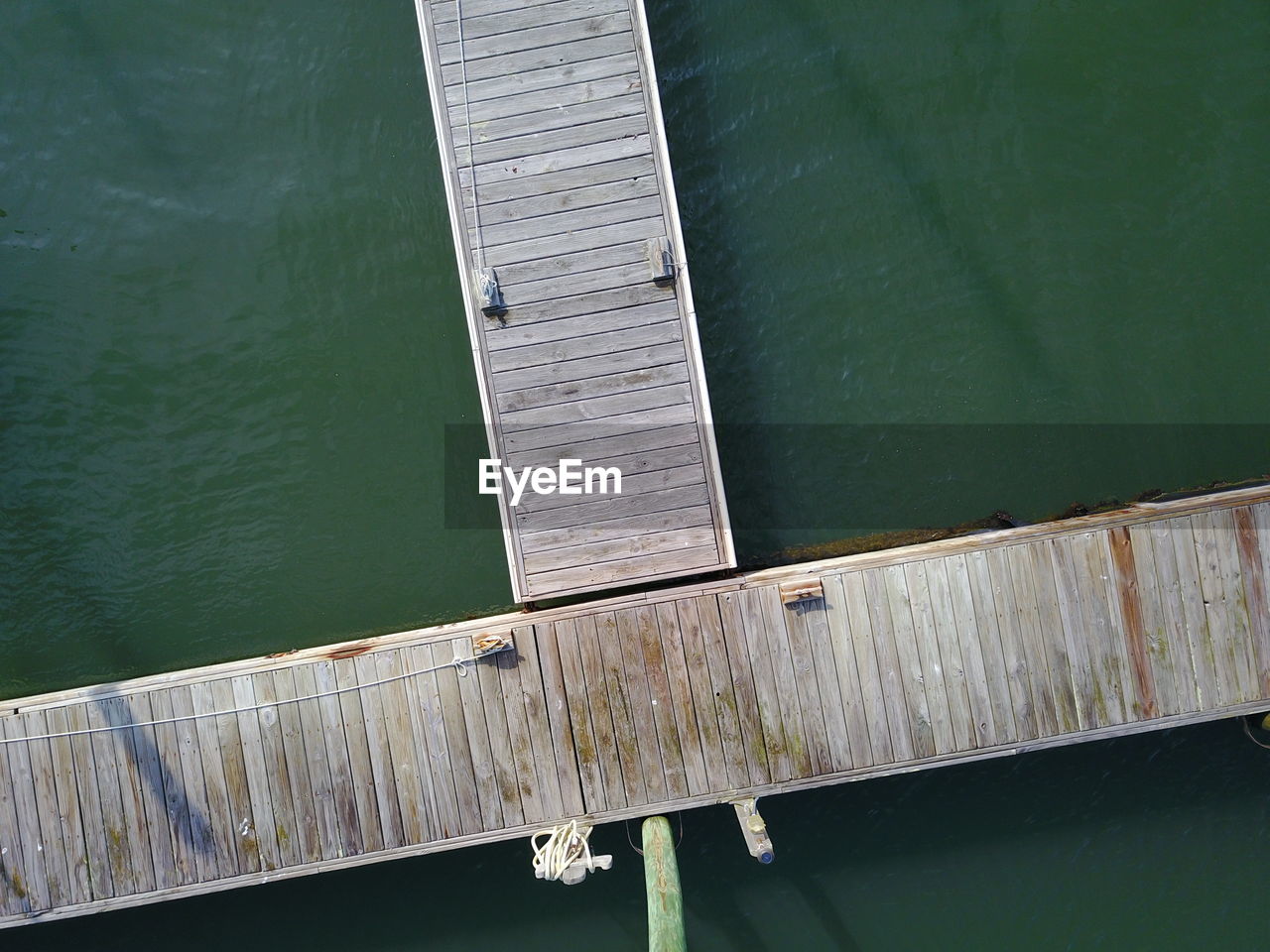 HIGH ANGLE VIEW OF WOOD AGAINST WATER