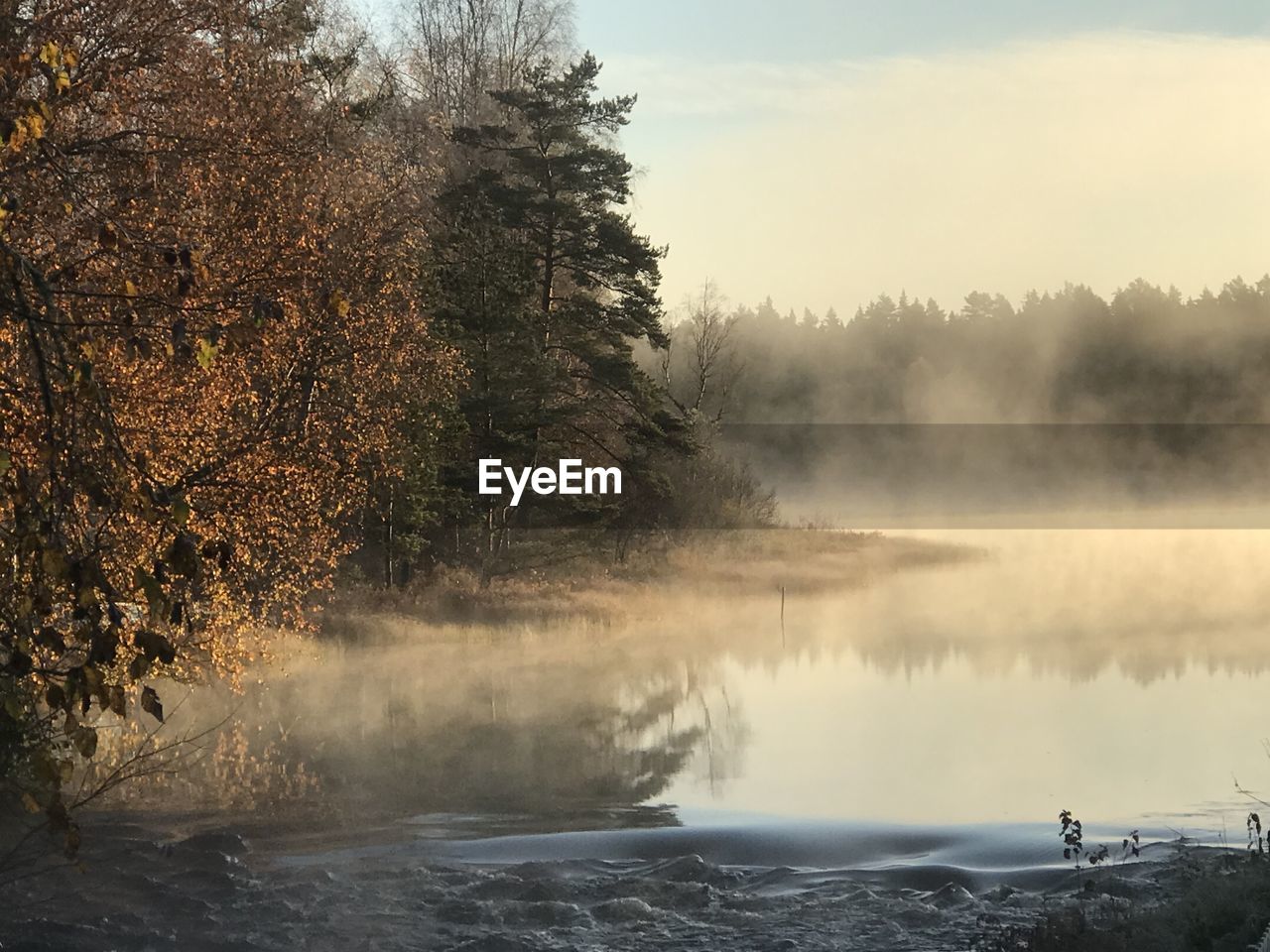 SCENIC VIEW OF LAKE AGAINST SKY DURING AUTUMN