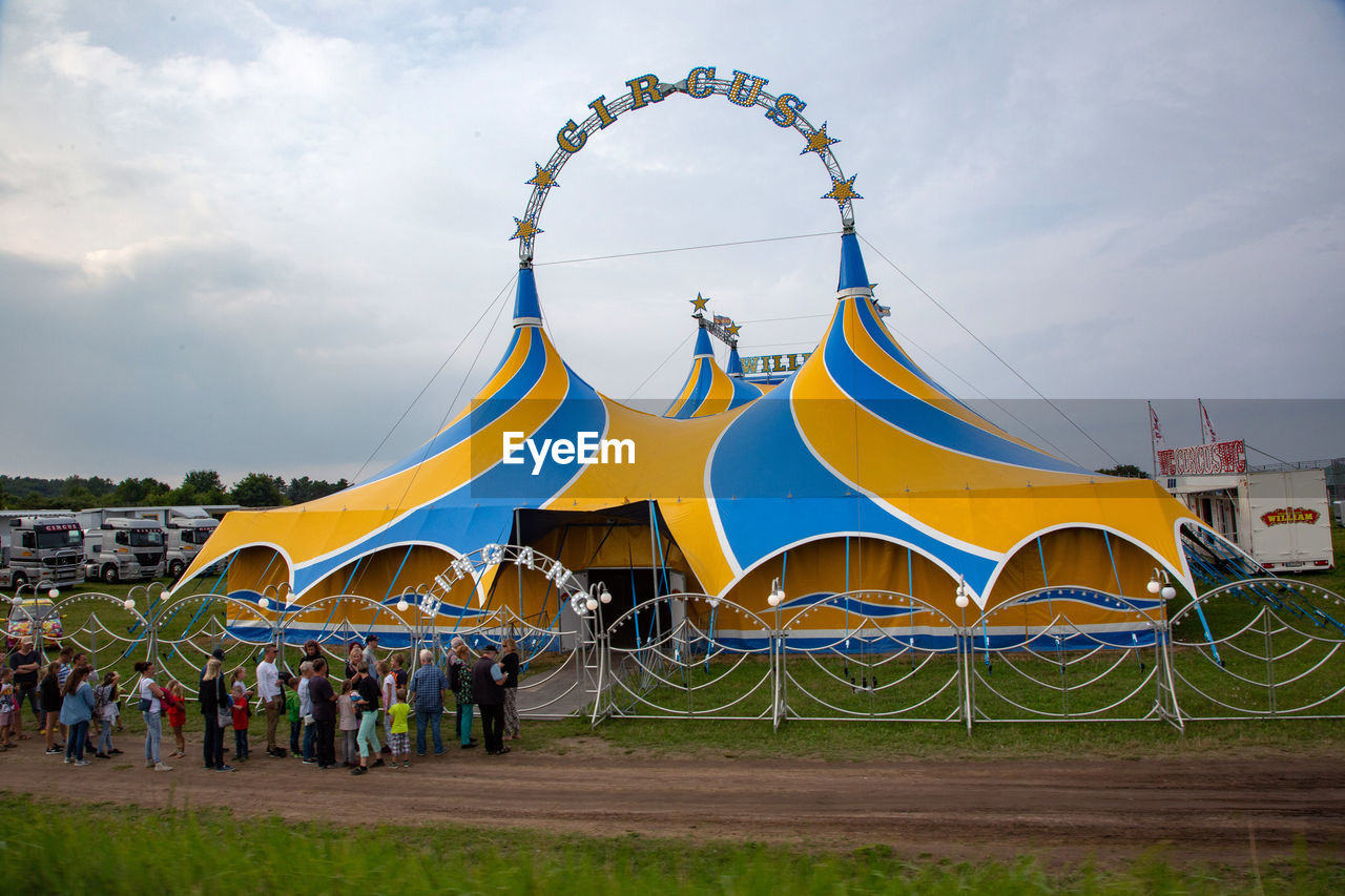 PEOPLE IN AMUSEMENT PARK