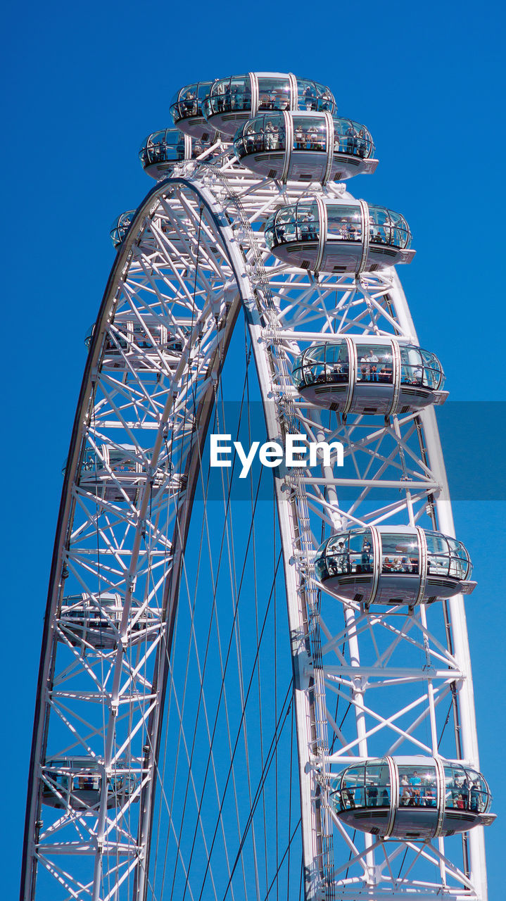 LOW ANGLE VIEW OF FERRIS WHEEL AGAINST CLEAR SKY