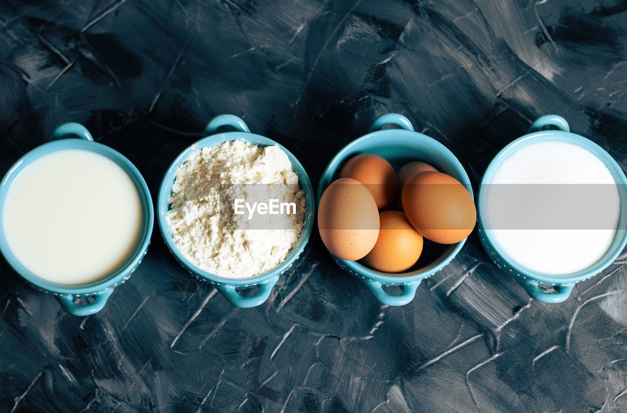 HIGH ANGLE VIEW OF BREAKFAST IN CONTAINER ON TABLE