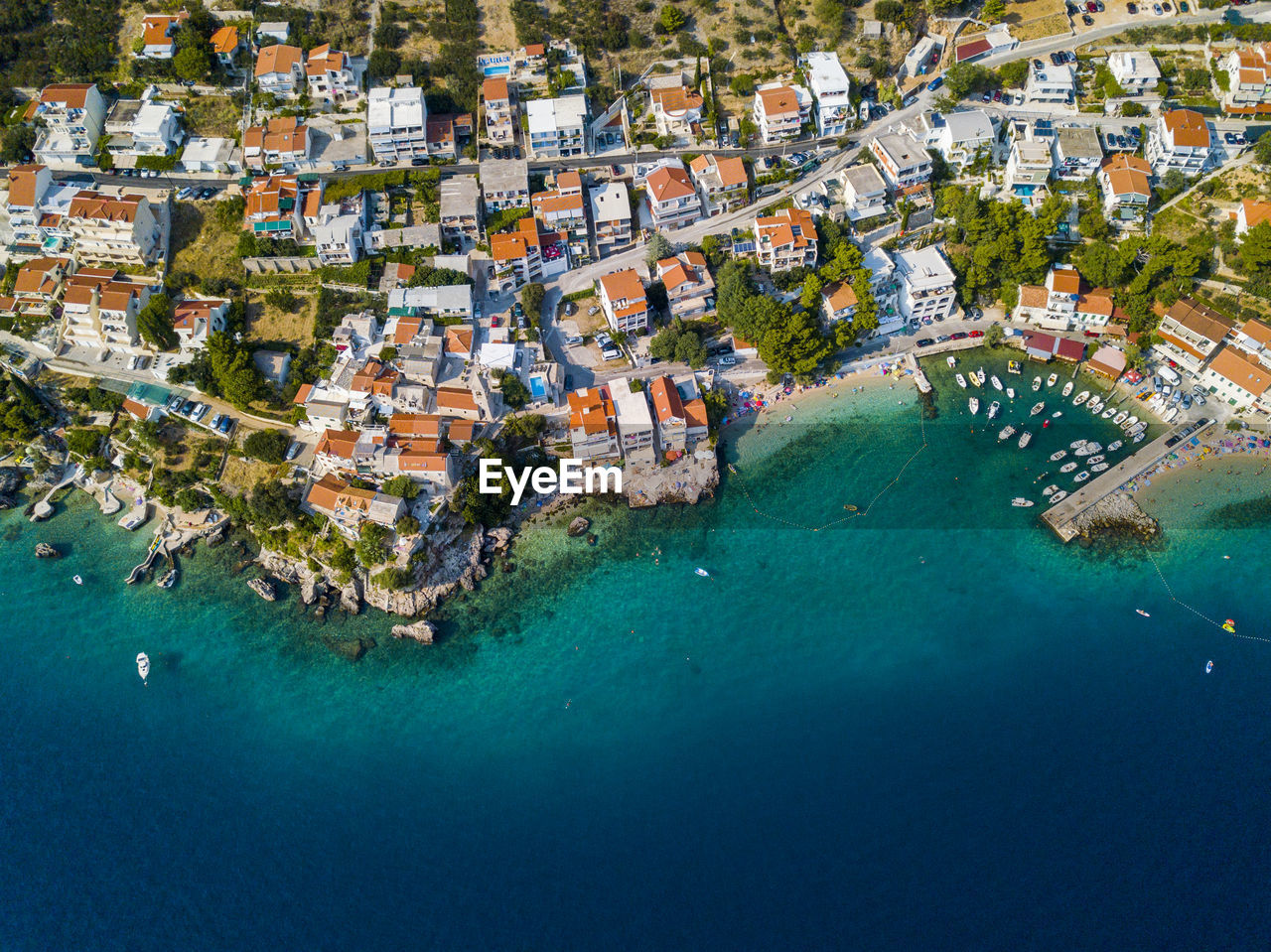 HIGH ANGLE VIEW OF BOATS ON SEA SHORE