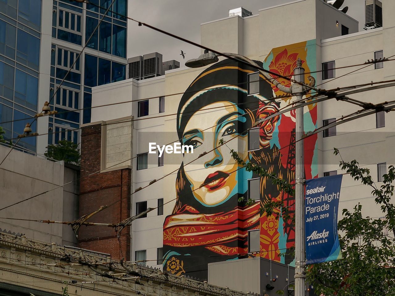 LOW ANGLE VIEW OF GRAFFITI ON BUILDING AGAINST CITY