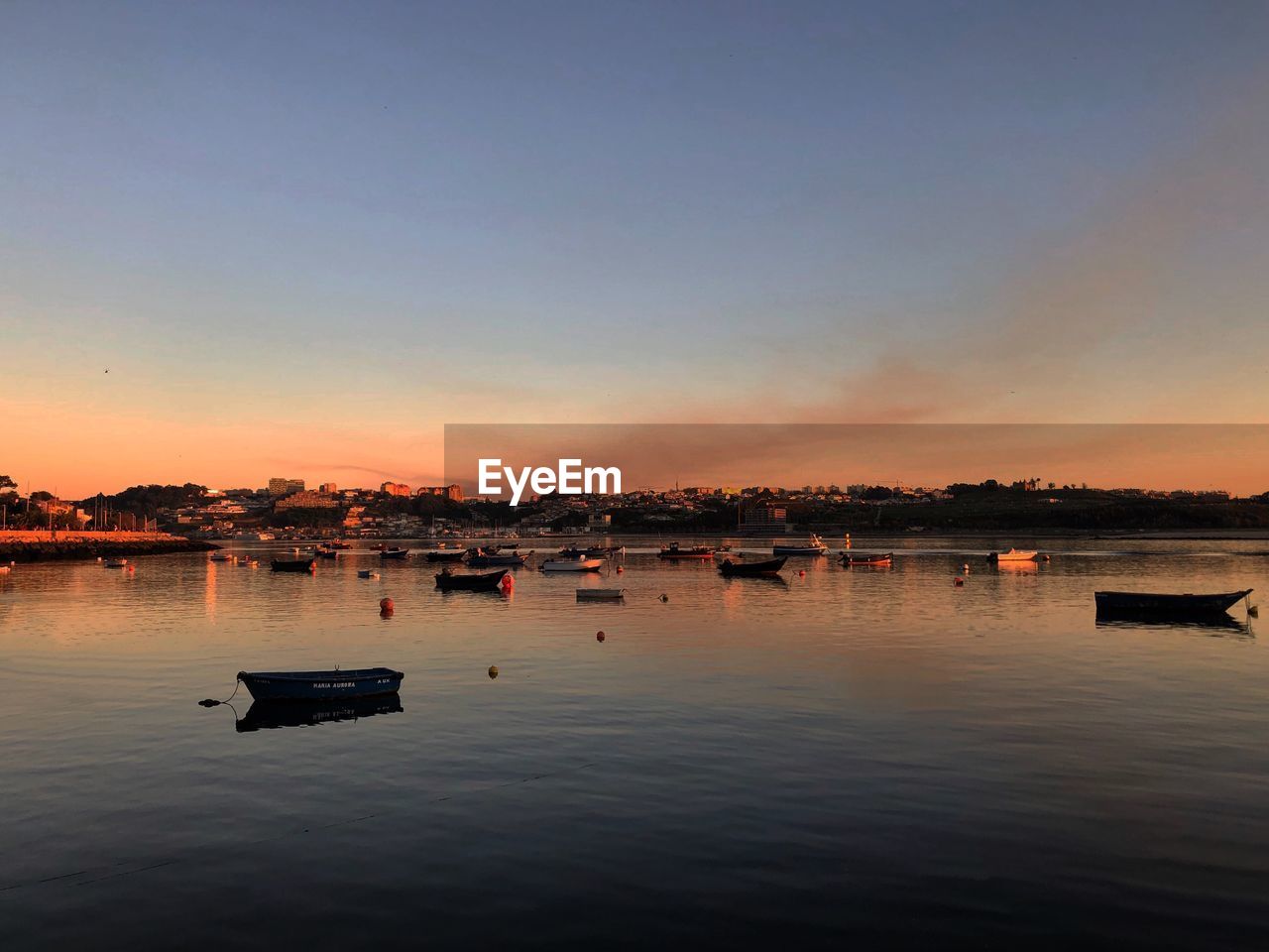 BOAT IN LAKE AGAINST SKY DURING SUNSET