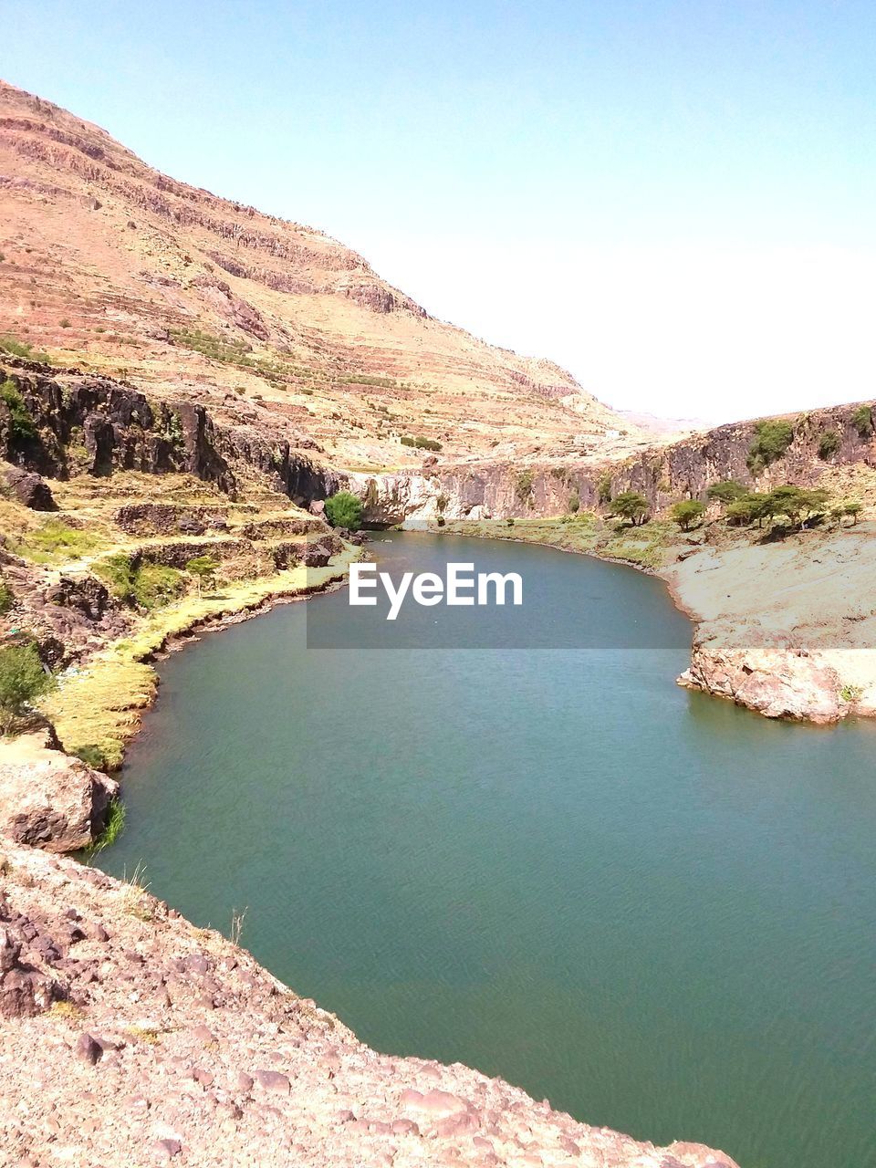 SCENIC VIEW OF LAKE AND MOUNTAINS AGAINST CLEAR SKY