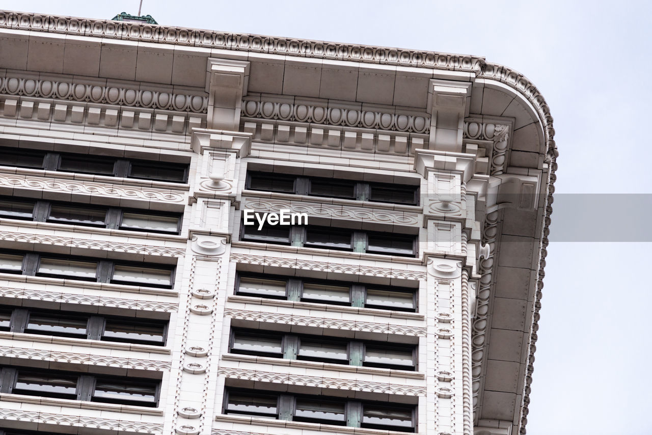 LOW ANGLE VIEW OF MODERN BUILDING AGAINST SKY