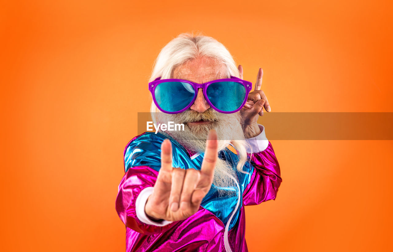 PORTRAIT OF YOUNG MAN WEARING SUNGLASSES