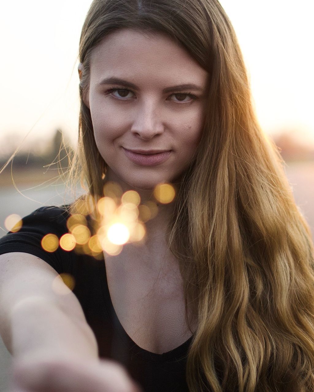 CLOSE-UP PORTRAIT OF YOUNG WOMAN SMILING