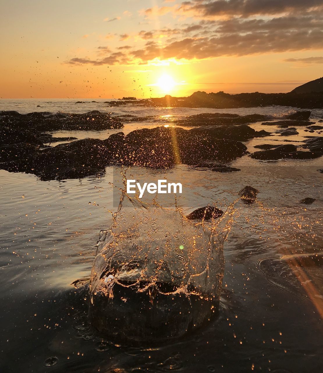 SCENIC VIEW OF SEA AGAINST SKY AT SUNSET