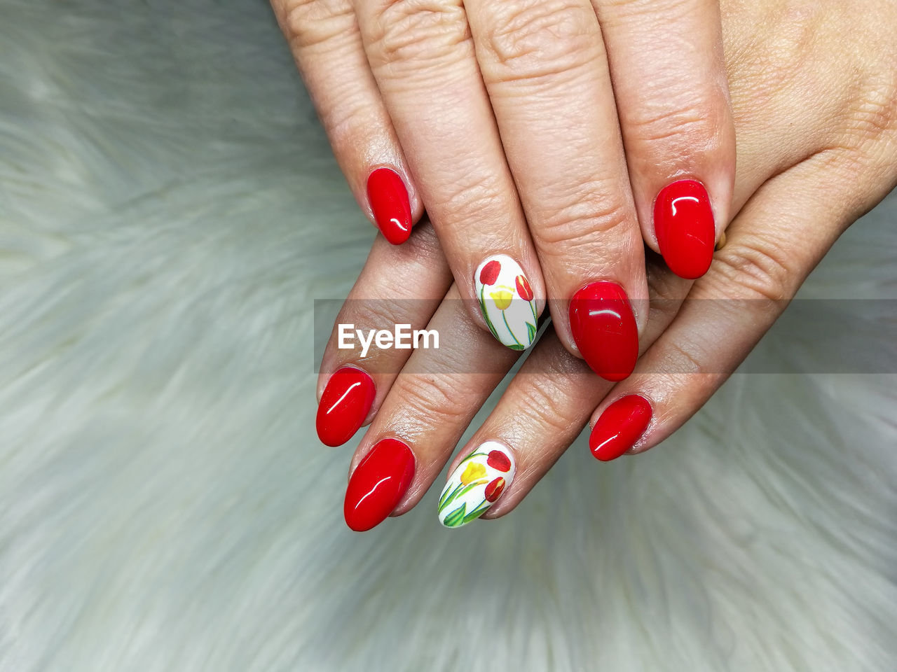 CLOSE-UP OF WOMAN HAND WITH RED RING ON WALL