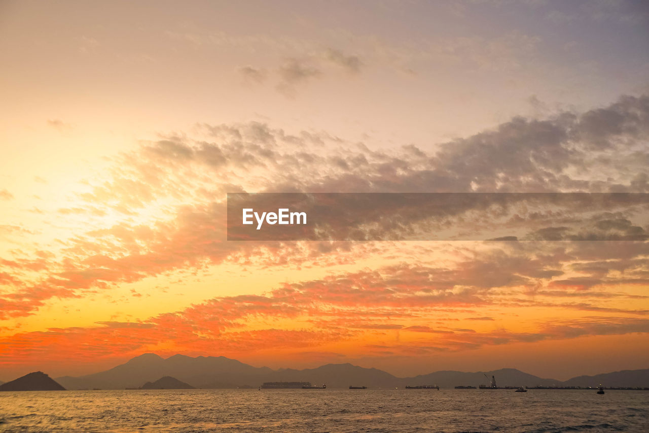 SCENIC VIEW OF SEA AGAINST SUNSET SKY