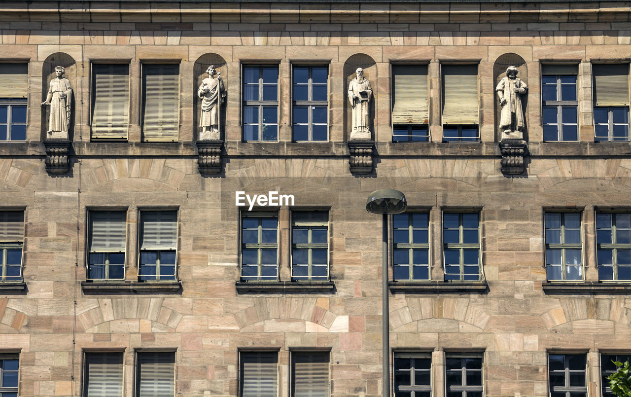 FULL FRAME SHOT OF BUILDING WITH WINDOWS