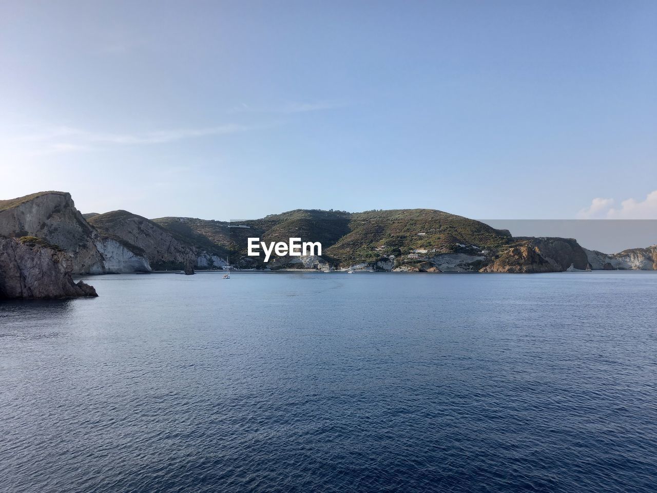 SCENIC VIEW OF SEA BY MOUNTAINS AGAINST SKY