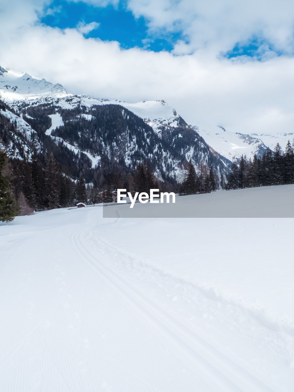 SNOW COVERED MOUNTAIN AGAINST SKY