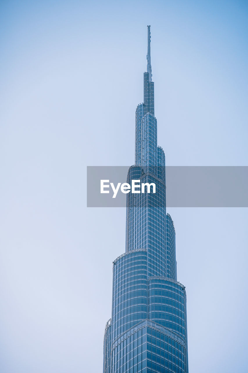 LOW ANGLE VIEW OF MODERN SKYSCRAPER AGAINST CLEAR SKY