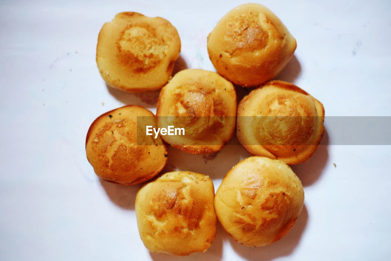 HIGH ANGLE VIEW OF BREAD IN PLATE