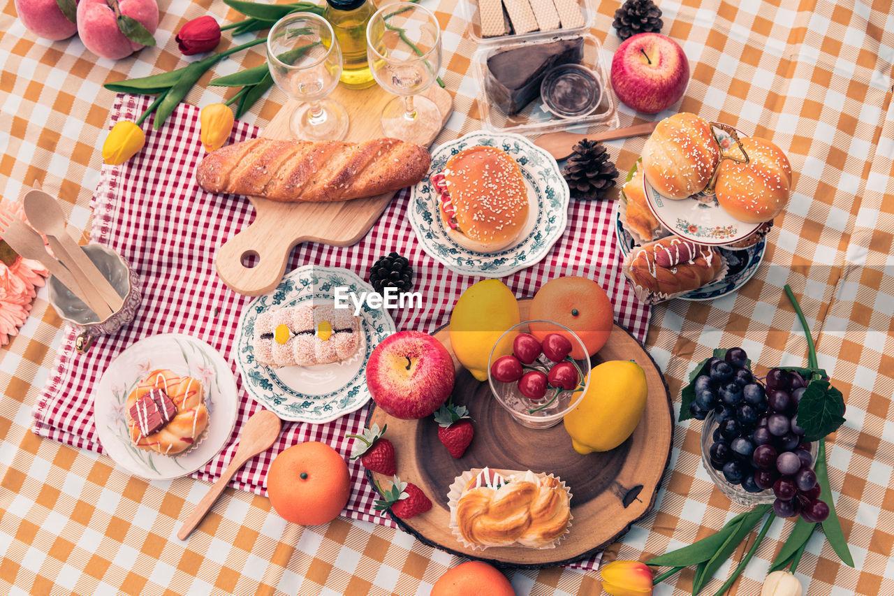 HIGH ANGLE VIEW OF VARIOUS FRUITS IN GLASS