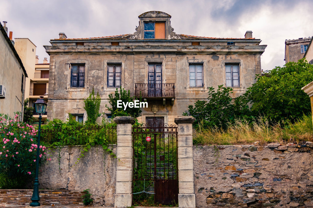 LOW ANGLE VIEW OF HISTORICAL BUILDING AGAINST SKY