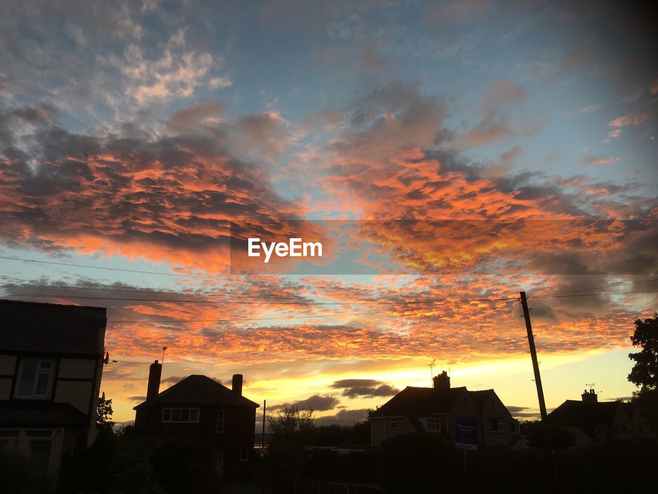 LOW ANGLE VIEW OF SILHOUETTE BUILDINGS AGAINST SKY AT SUNSET