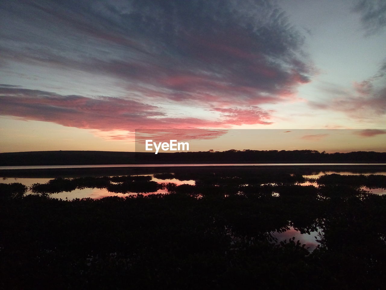 SCENIC VIEW OF LAKE AGAINST SKY DURING SUNSET