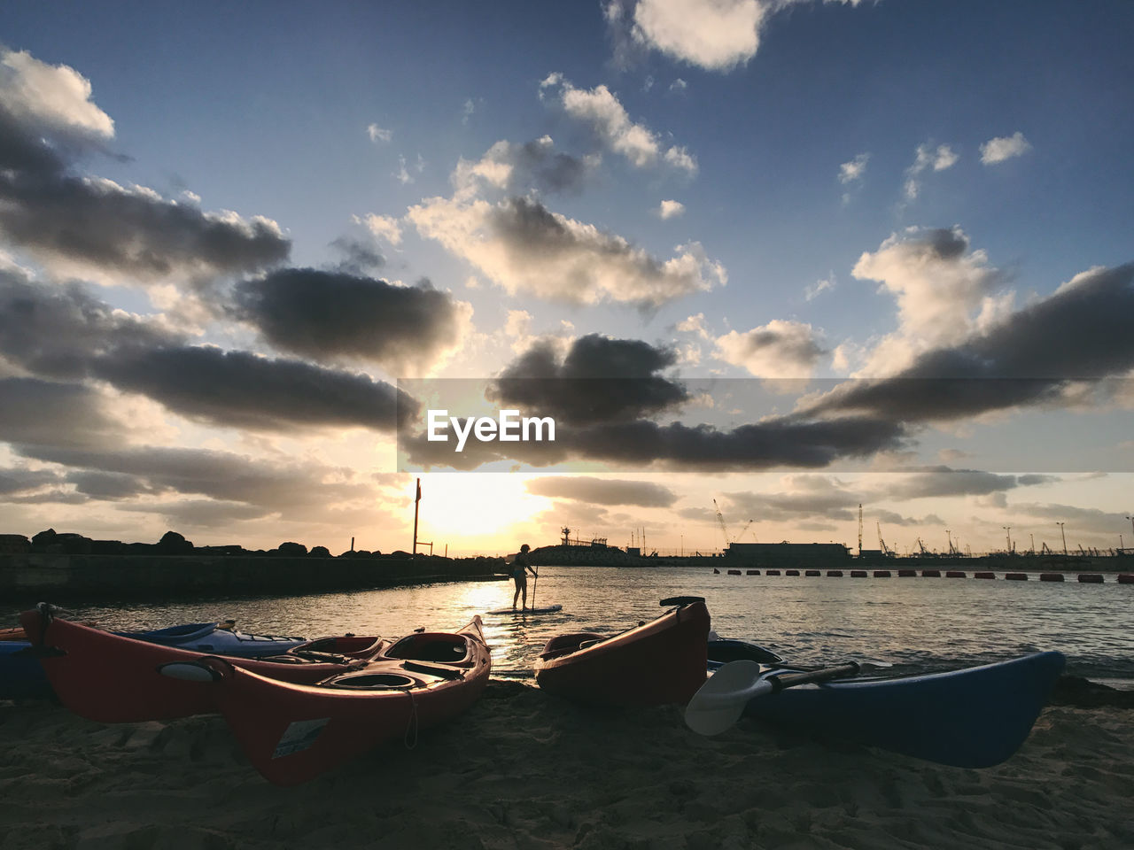 BOATS MOORED IN SEA AGAINST SKY