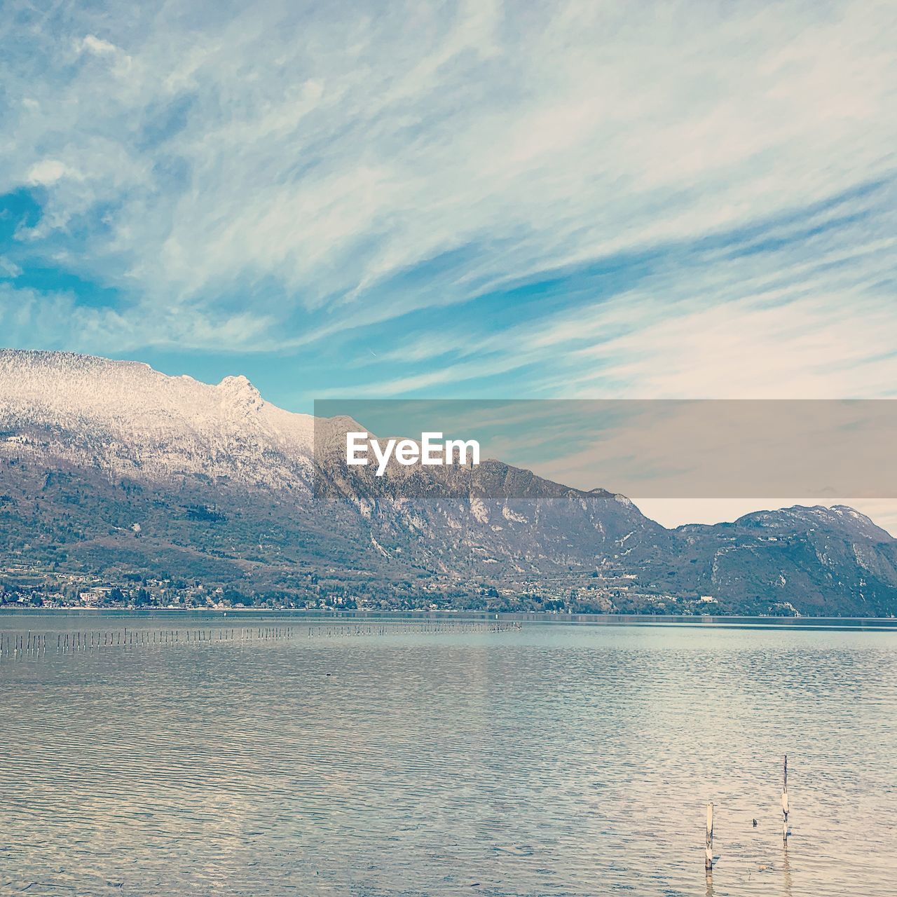 SCENIC VIEW OF LAKE AND SNOWCAPPED MOUNTAINS AGAINST SKY