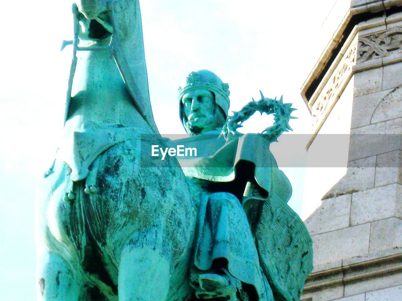 LOW ANGLE VIEW OF SCULPTURE AGAINST SKY