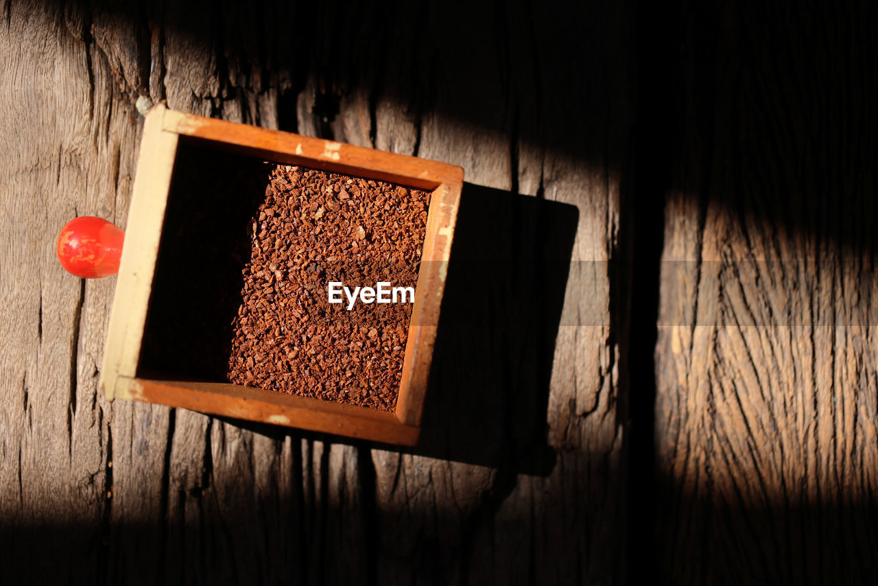 HIGH ANGLE VIEW OF BREAD ON TABLE