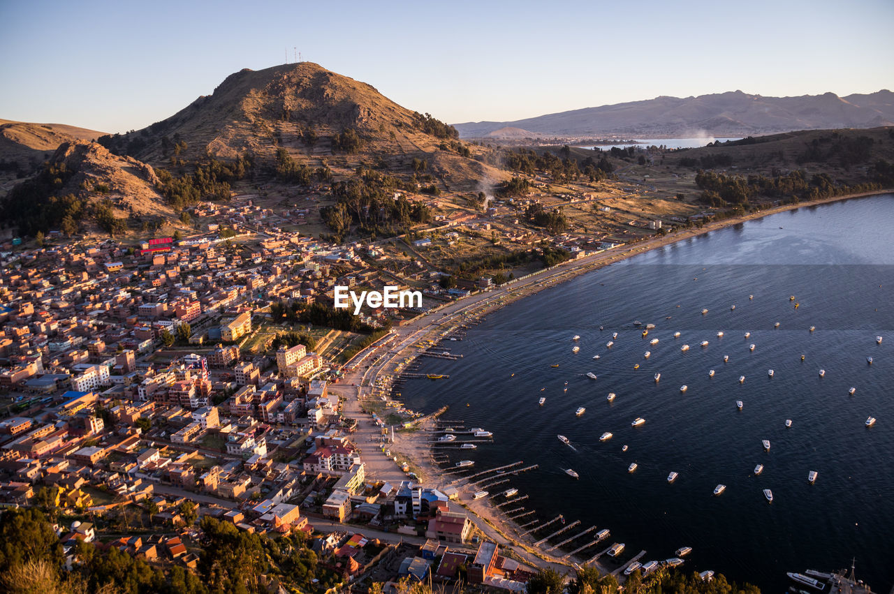 HIGH ANGLE VIEW OF CITY AGAINST MOUNTAIN