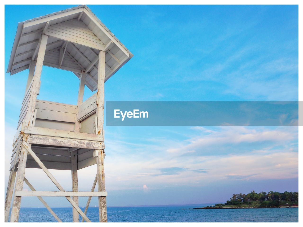 LOW ANGLE VIEW OF LIFEGUARD HUT AGAINST SEA