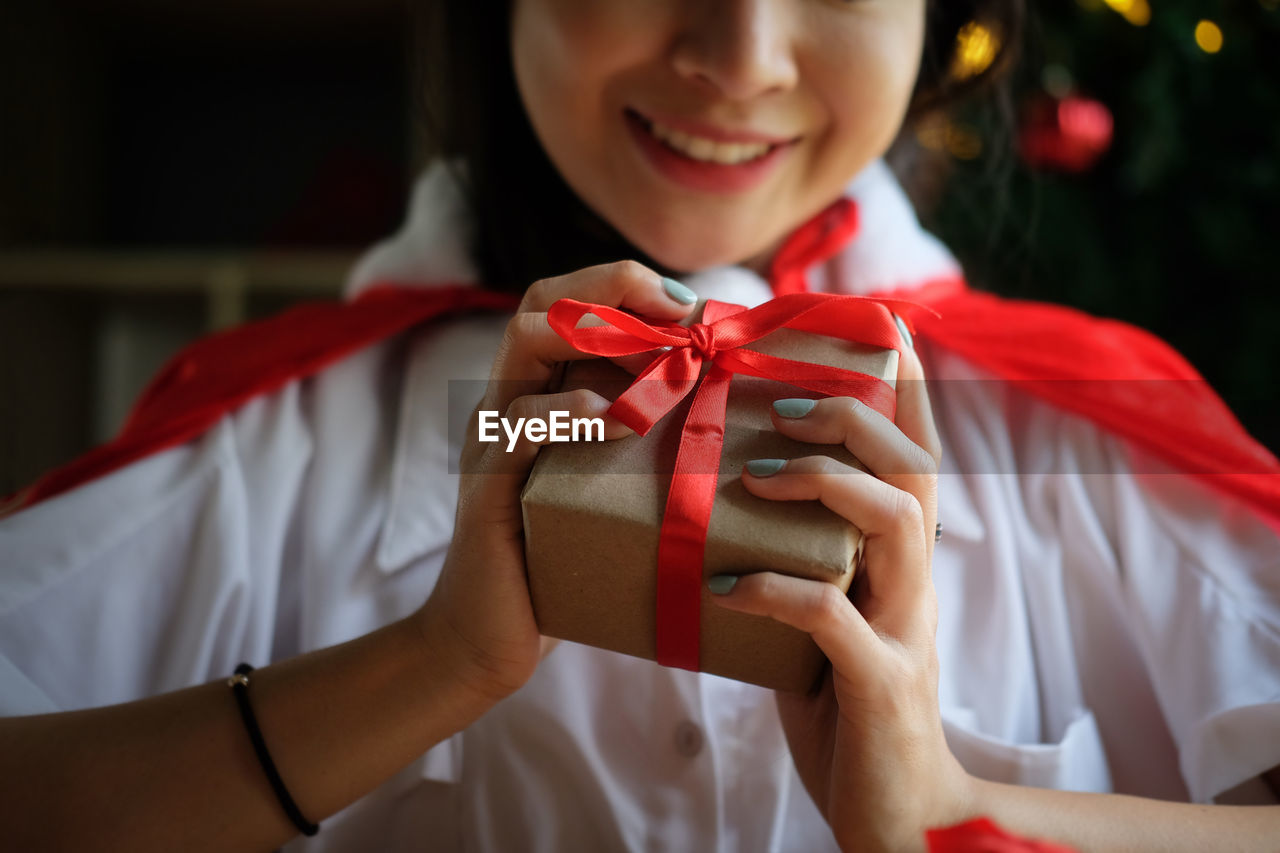 cropped hand of woman holding gift