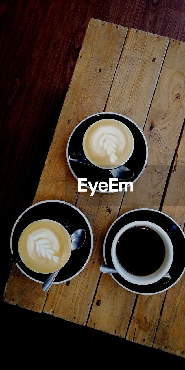 HIGH ANGLE VIEW OF COFFEE CUPS ON TABLE