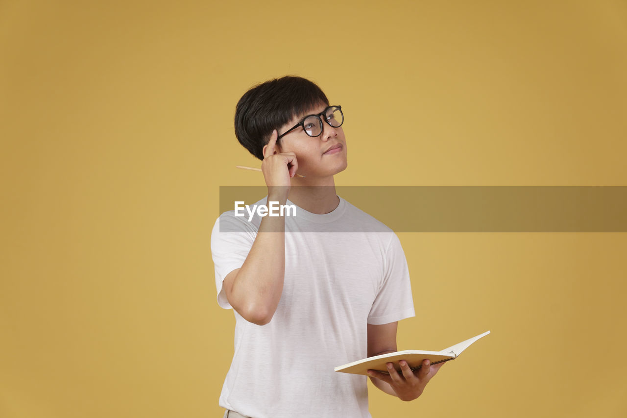 YOUNG MAN USING SMART PHONE